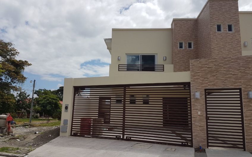 Venta de TownHouse en la Foresta