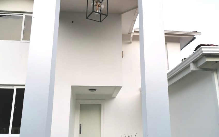 Venta de Vivienda Residencial Nueva en Los Alpes